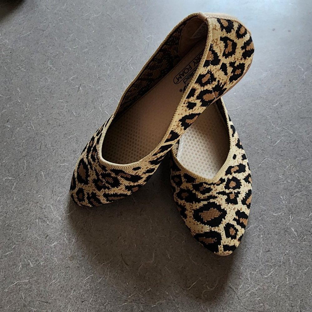 New Skechers stretch fit air cooled memory foam flats leopard 7.5